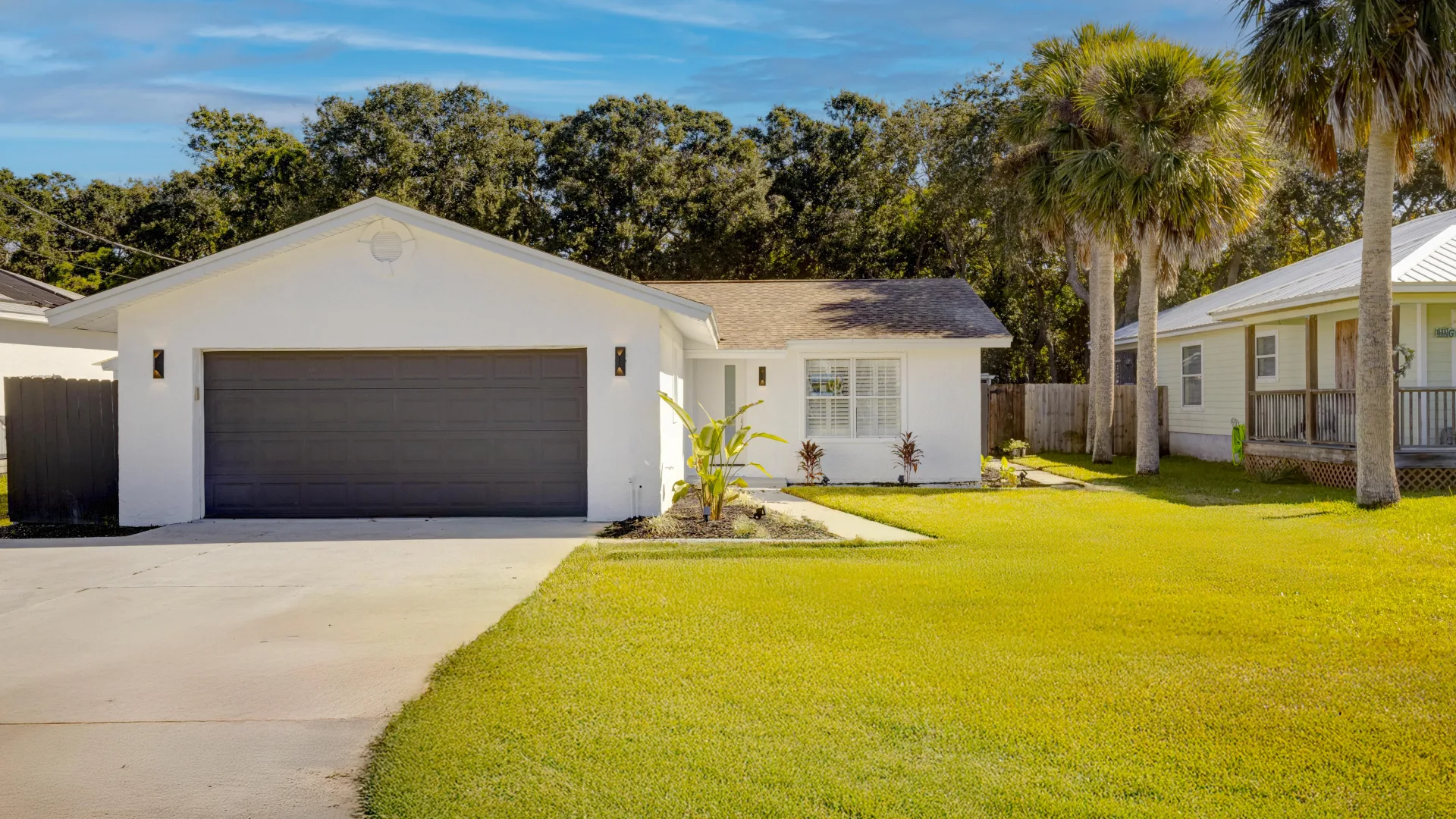 Casa de una planta en Flagler Beach, con palmeras y jardín delantero