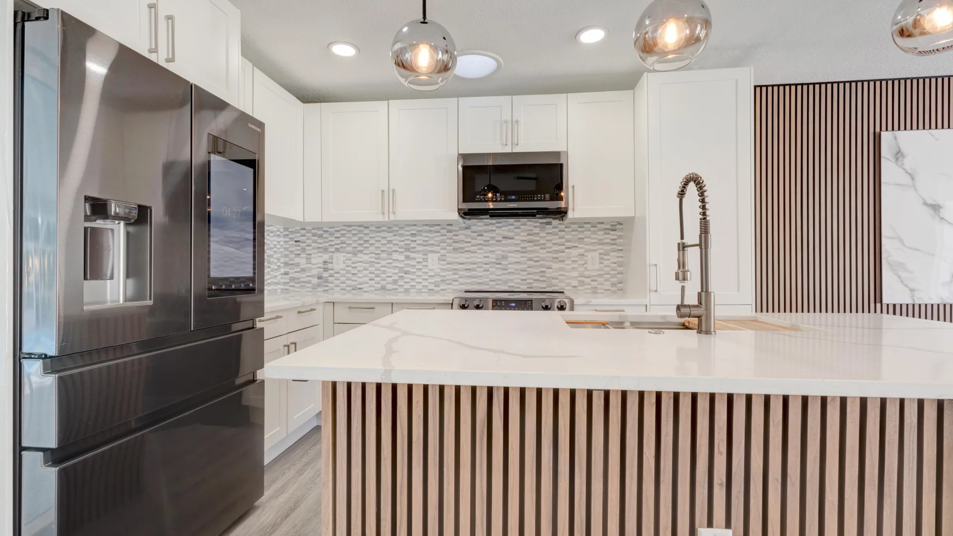 Cocina remodelada con isla de listones de madera