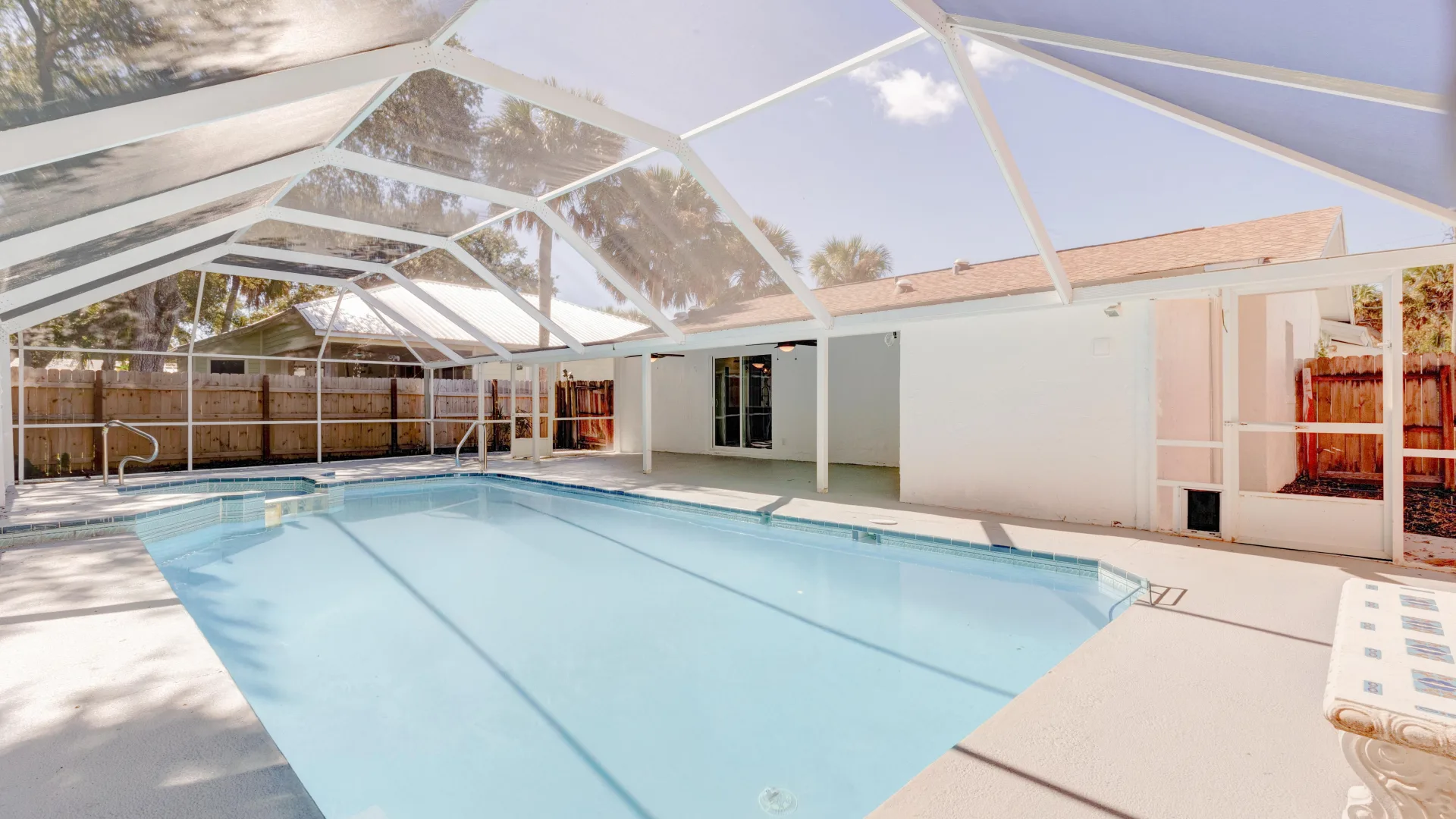 Piscina techada con jacuzzi en Flagler Beach
