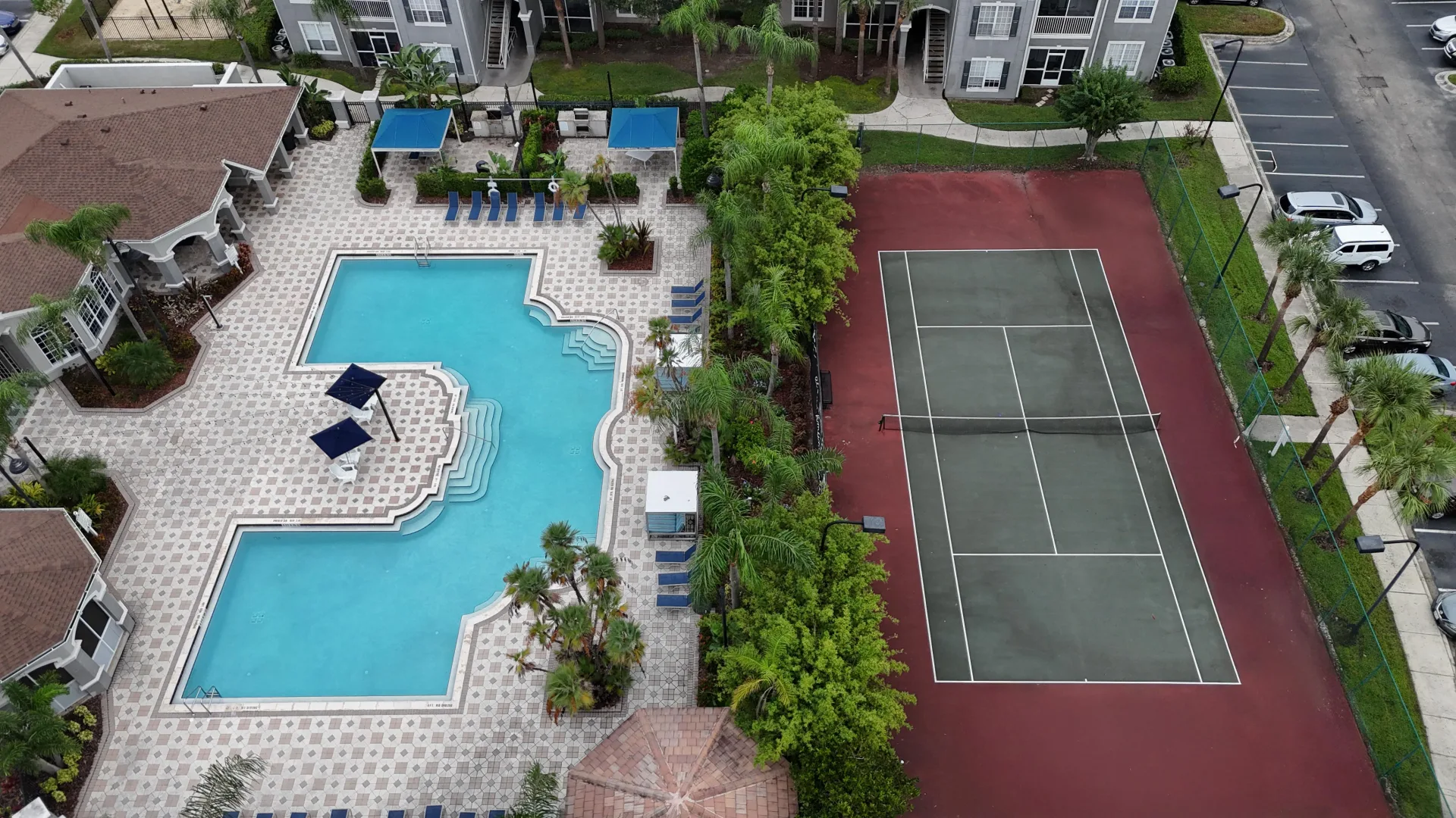 Vista aérea de una comunidad en Orlando, con piscina y cancha de tenis